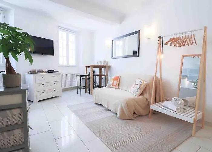 Cosy Studio Situe En Plein Coeur Du Vieil Antibes.
