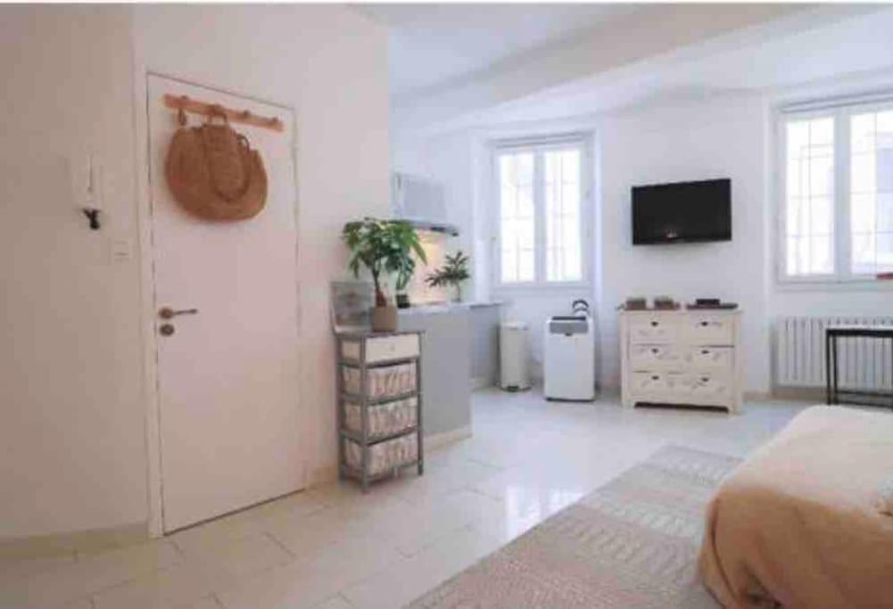 Apartment Cosy Situe En Plein Coeur Du Vieil Antibes. Antibes