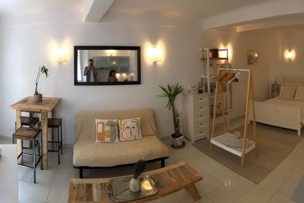 Cosy Situe En Plein Coeur Du Vieil Antibes. Apartment Antibes