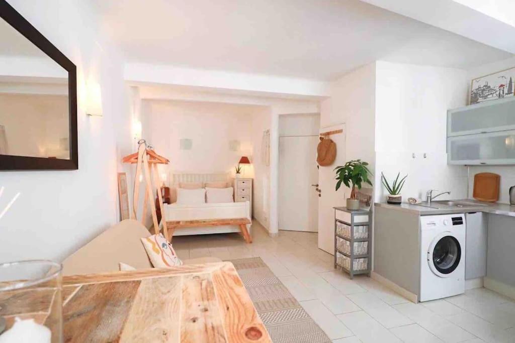Apartment Cosy Situe En Plein Coeur Du Vieil Antibes. *